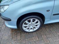 Gebraucht Peugeot 206 CC Platinum 136 PS (100 kW) 2001 Islandgrau/metallic schutzlack Cabrio