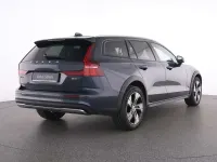 Gebraucht Volvo V60 CC Plus 250 PS (183 kW) 2023 Blau denim blue / metallic Kombi