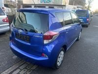 Gebraucht Toyota Verso-S Basis 99 PS (72 kW) 2015 Blau Van / Kleinbus