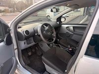 Gebraucht Toyota Aygo 68 PS (50 kW) 2011 Silber Kleinwagen