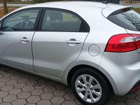 Gebraucht Kia Rio 109 PS (80 kW) 2014 Silber Limousine
