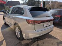 Gebraucht VW Touareg Elegance 231 PS (169 kW) 2024 Sechura beige metallic SUV
