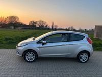 Gebraucht Ford Fiesta Ambiente 82 PS (60 kW) 2010 Silber Kleinwagen