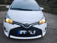 Gebraucht Toyota Yaris 99 PS (72 kW) 2016 Weiß Limousine