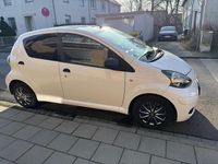 Gebraucht Toyota Aygo 68 PS (50 kW) 2011 Weiß Kleinwagen