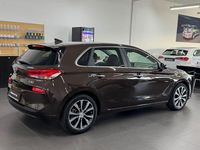 Gebraucht Hyundai i30 Premium 140 PS (102 kW) 2016 Demitasse brown pearl Limousine