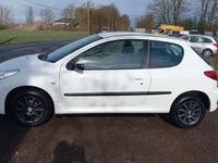 Gebraucht Peugeot 206 75 PS (55 kW) 2009 Weiß Limousine