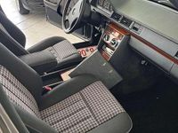 Gebraucht Mercedes E230 132 PS (97 kW) 1991 Grau Limousine