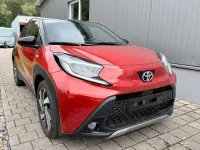 Gebraucht Toyota Aygo X X-plore 72 PS (52 kW) 2024 Chili red (3u4)/ black mica (2 SUV