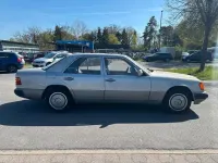 Używany Mercedes E300 179 KM (131 kW) 1990 Srebrny Sedan/Limuzyna