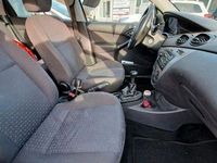 Używany Ford Focus 101 KM (74 kW) 2005 Srebrny Sedan/Limuzyna