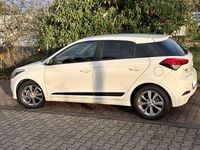 Gebraucht Hyundai i20 YES! Gold 101 PS (74 kW) 2016 Weiß Limousine