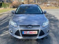 Gebraucht Ford Focus 101 PS (74 kW) 2014 Grau Kombi