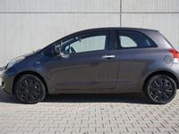 Usado Toyota Yaris 69 CV (50 kW) 2011 Gris Utilitario