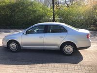 Second-hand VW Jetta 116 CP (85 kW) 2006 Argintiu Berlinǎ