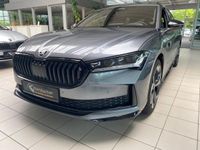Neu Skoda Superb SportLine 204 PS (150 kW) 2026 Grau (graphitegrau metallic) Kombi