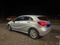 Gebraucht Mercedes A180 132 PS (97 kW) 2013 Silber Kleinwagen