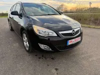 Gebraucht Opel Astra Design Edition 140 PS (102 kW) 2011 Saphirschwarz mineraleffekt Kombi