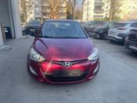 Gebraucht Hyundai i20 Edition 86 PS (63 kW) 2014 Wine red / mic Kleinwagen
