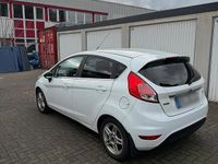 Gebraucht Ford Fiesta 100 PS (73 kW) 2014 Weiß Kleinwagen