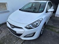 Gebraucht Hyundai i30 Classic 99 PS (72 kW) 2014 Creamy white / sol Kleinwagen