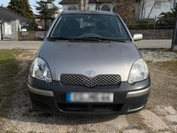 Gebraucht Toyota Yaris 65 PS (47 kW) 2005 Silber Limousine