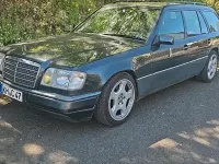 Używany Mercedes E220 150 KM (110 kW) 1993 Czarny Kombi