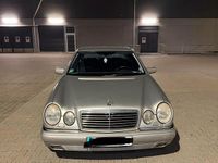 Gebraucht Mercedes E240 170 PS (125 kW) 1999 Silber Limousine