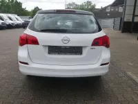 Używany Opel Astra Design Edition 110 KM (80 kW) 2012 Biały Kombi