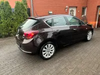 Usata Opel Astra 140 CV (102 kW) 2013 Marrone Berlina