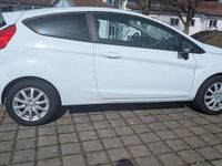 Gebraucht Ford Fiesta Ambiente 60 PS (44 kW) 2013 Weiß Kleinwagen