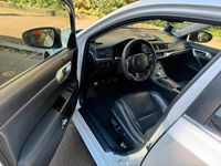 Gebraucht Lexus CT200h 131 PS (96 kW) 2011 Weiß Kleinwagen