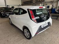 Gebraucht Toyota Aygo 69 PS (50 kW) 2014 Weiß Kleinwagen