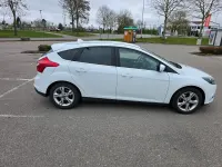 Gebraucht Ford Focus 125 PS (91 kW) 2013 Weiß Kleinwagen