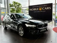 Gebraucht Volvo V60 Momentum 197 PS (144 kW) 2021 Onyx black / metallic Kombi
