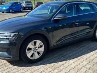 Gebraucht Audi e-tron Basis 300 kW (408 PS) 2021 Grau metallic SUV