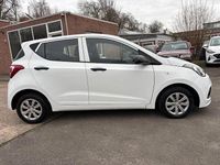 Gebraucht Hyundai i10 Basis 67 PS (49 kW) 2015 Weiß Kleinwagen