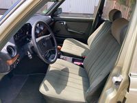 Gebraucht Mercedes E230 136 PS (100 kW) 1983 Grün Limousine