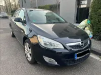 Używany Opel Astra Design Edition 125 KM (91 kW) 2011 Czarny Sedan/Limuzyna