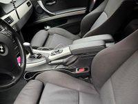 Gebraucht BMW 318 143 PS (105 kW) 2009 Schwarz Kleinwagen