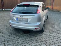 Gebraucht Ford Focus Ghia 125 PS (91 kW) 2010 Silber Limousine