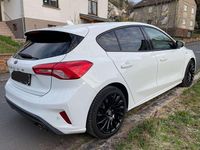 Używany Ford Focus ST-Line 150 KM (110 kW) 2020 Biały Sedan/Limuzyna