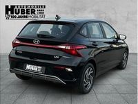 Gebraucht Hyundai i20 Trend 101 PS (74 kW) 2024 Schwarz metallic Limousine