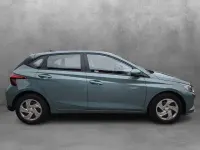 Gebraucht Hyundai i20 Select 101 PS (74 kW) 2025 Mangrove green / mic Kleinwagen