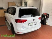 Gebraucht VW Touran Active 122 PS (89 kW) 2023 Weiß Van / Kleinbus