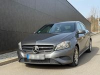 Gebraucht Mercedes A180 122 PS (89 kW) 2015 Grau Kleinwagen