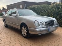 Usata Mercedes E240 Elegance 170 CV (125 kW) 1998 Argento Berlina