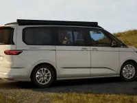 Neu VW T7 California 150 PS (110 kW) 2026 Candyweiß / dach: schwarz Van