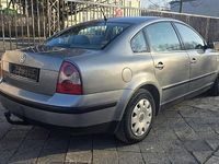 Usata VW Passat Basis 131 CV (96 kW) 2003 Grigio Berlina