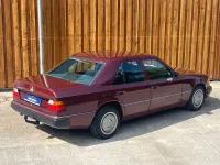 Gebraucht Mercedes E200 118 PS (86 kW) 1989 Rot Limousine